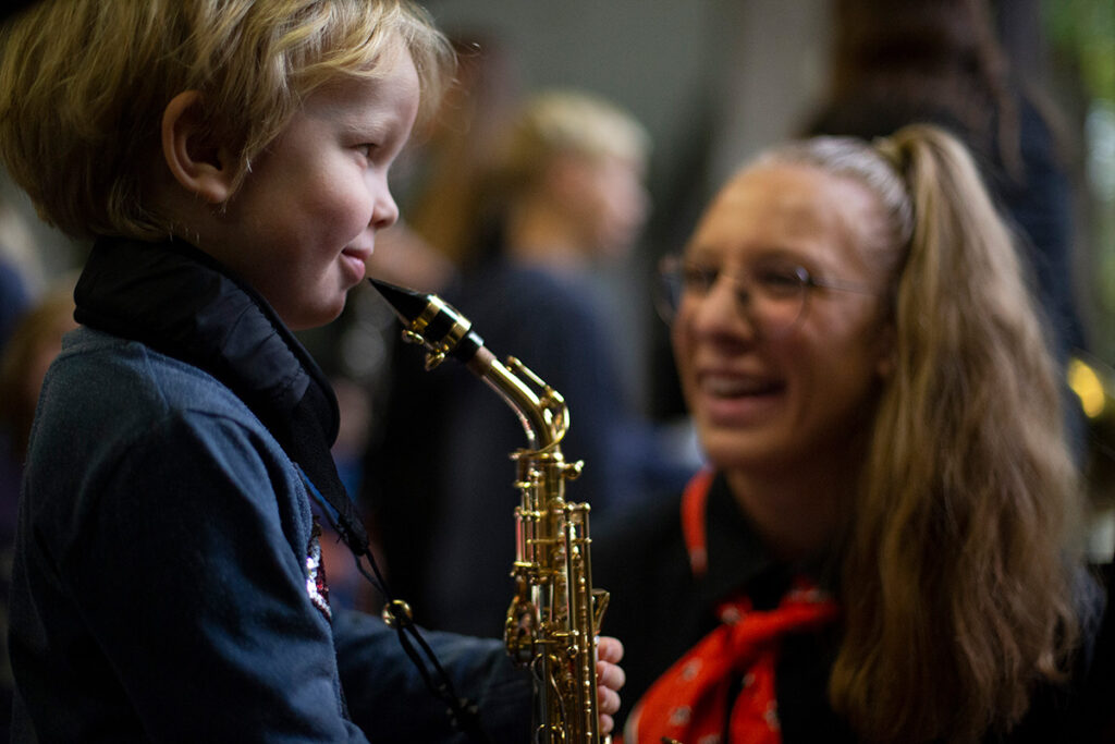 Bild eines Jungen mit Saxophon der JUBIS